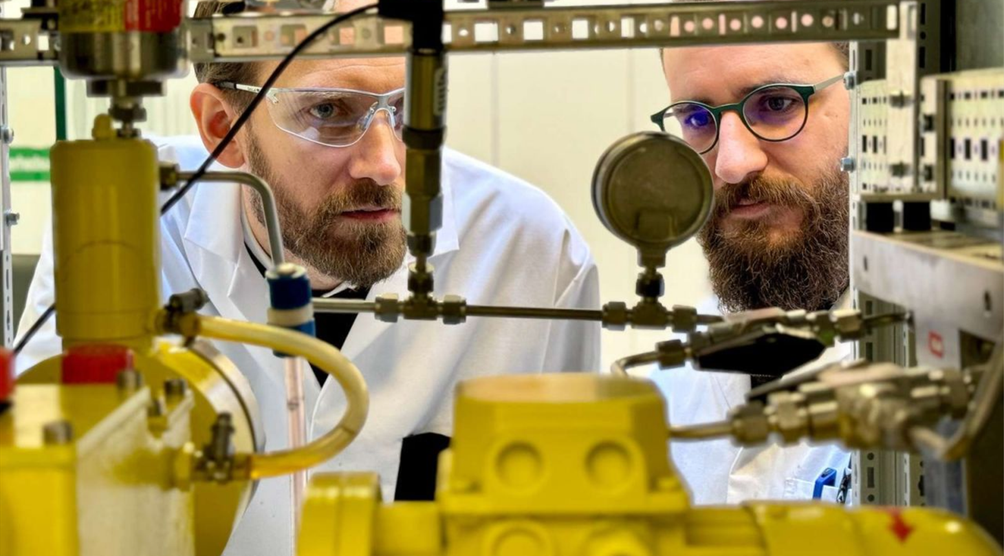 Billede af to power-to-x-specialister der kigger p� laboratorieudstyr til at udvikle power-to-x-komponenter